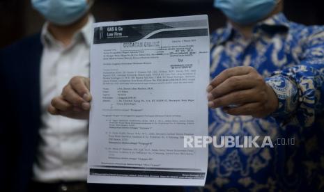 Tim kuasa hukum Jhoni Allen Marbun menunjukan surat gugatan usai sidang perdana terkait gugatan Jhoni Allen Marbun kepada Ketua Umum DPP Partai Demokrat Agus Harimurti Yudhoyono (AHY) di Pengadilan Negeri Jakarta Pusat, Jakarta, Rabu (17/3). Majelis hakim menunda sidang gugatan tersebut hingga Rabu (24/3) dikarenakan para pihak tergugat tidak menghadiri persidangan.Prayogi/Republika