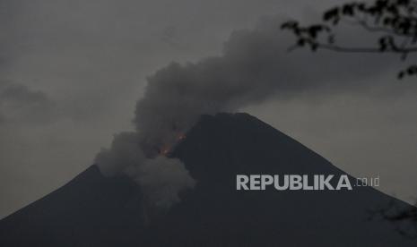 Gunung Merapi di perbatasan Provinsi Jawa Tengah dan Daerah Istimewa Yogyakarta, meluncurkan awan panas guguran dengan jarak luncur sejauh 1,5 kilometer (km) ke arah barat daya pada Senin (21/6) pagi. (Foto ilustrasi Gunung Merapi)