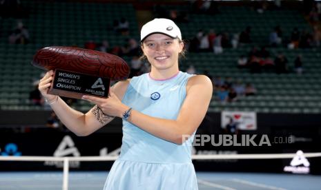  Foto handout yang dibuat oleh Tennis Australia dari Iga Swiatek dari Polandia berpose dengan trofi setelah menang melawan Belinda Bencic dari Swiss di Centre Court pada final Adelaide International di Memorial Drive Tennis Centre, Adelaide, Australia, 27 Februari 2021.