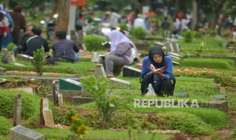 Warga melakukan ziarah kubur di TPU Karet Bivak, Jakarta. Ada beberapa tempat yang kerap dikunjungi umat Islam menjelang, salah satunya area pemakaman.