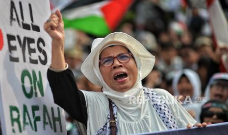 Massa menggelar aksi solidaritas bela Palestina.