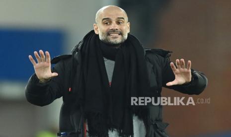  Manajer Manchester City Pep Guardiola jelang pertandingan sepak bola Liga Utama Inggris antara Everton FC dan Manchester City di Liverpool, Inggris, 17 Februari 2021.