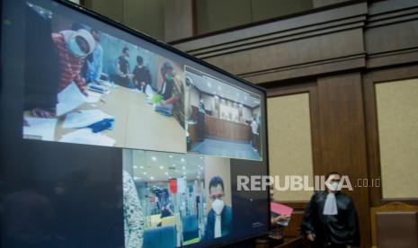 Suasana sidang dakwaan mantan Direktur Utama PT Jasa Marga  Desi Arryani bersama empat orang mantan pejabat PT Waskita Karya yang digelar secara virtual di Pengadilan Tipikor, Jakarta, Kamis (10/12). Mantan Direktur Utama PT Jasa Marga Desi Arryani bersama keempat mantan pejabat Waskita Karya diantaranya Kepala Divisi II Fathor Rachman, mantan Direktur Utama PT Waskita Beton Precast Jarot Subana, mantan Wakadiv sipil Fakih Usman dan mantan Kabag Keuangan Yuly Ariandi SIregar didakwa merugikan keuangan negara senilai Rp202.296.416.008. Republika/Thoudy Badai