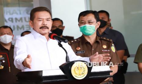 Jaksa Agung ST Burhanuddin memberikan keterangan saat penetapan tersangka mafia minyak goreng di Gedung Kejagung, Jakarta, Selasa (19/4/2022). Kejaksaan Agung menetapkan empat tersangka dugaan permufakatan antara pemohon dengan pemberi izin dalam proses penerbitan persetujuan ekspor minyak goreng yakni Direktur Jenderal Perdagangan Luar Negeri Kementerian Perdagangan (Kemendag) RI Indasari Wisnu Wardhana, Senior Manager Corporate Affairs PT Permata Hijau Group, Stanley MA, General Manager PT Musim Mas, Togar Sitanggang dan Komisaris Wilmar Nabati Indonesia Parlindungan, Tumanggor. 