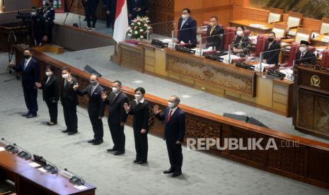 Ketua Dewan Komisioner OJK terpilih Mahendra Siregar (tengah) dan Anggota Dewan Komisioner OJK terpilih lainnya berfoto bersama dengan pimpinan DPR saat rapat paripurna DPR di Kompleks Parlemen, Jakarta, Selasa (12/4/2022). Dalam rapat Paripurna tersebut DPR resmi menetapkan tujuh anggota Dewan Komisioner Otoritas Jasa Keuangan (OJK) periode 2022-2027.Prayogi/Republika.