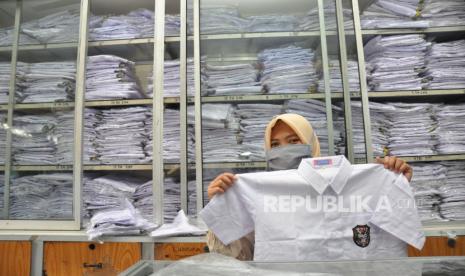 Sekolah di Bawah Ormas Islam Bersiap Antisipasi New Normal. Foto: Pedagang menunjukan seragam sekolah baru di salah satu toko di Medan, Sumatera Utara, Senin (1/6/2020). Menjelang tahun ajaran baru, sejumlah pengusaha di tempat itu mengeluh karena omset penjualan seragam sekolah menurun hingga 90 persen akibat sepi pembeli dan anjuran siswa sekolah untuk belajar di rumah di tengah pandemi COVID-19