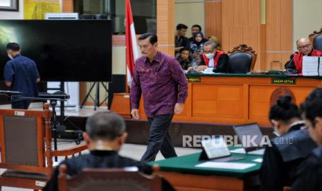 Menteri Koordinator Bidang Kemaritiman dan Investasi (Menko Marves) Luhut Binsar Pandjaitan saat memberikan keterangan sebagai saksi dalam sidang lanjutan dengan terdakwa Direktur Eksekutif Lokataru Haris Azhar dan terdakwa Koordinator KontraS Fatia Maulidiyanti di Pengadilan Negeri Jakarta Timur, Jakarta, Kamis (8/6/2023). Sidang tersebut beragendakan mendengarkan keterangan saksi pelapor Menko Marves Luhut Binsar Pandjaitan dalam kasus dugaan pencemaran nama baik terhadap dirinya dalam unggahan pada akun youtube milik Haris Azhar dengan judul Ada Lord Luhut di Balik Relasi Ekonomi-Ops Militer Intan Jaya!! Jenderal BIN Juga Ada!! yang diunggah pada Agustus 2021 lalu.