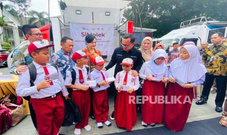 Pemkot Bogor dan OJK memberikan literasi keuangan dan mengajarkan anak-anak untuk menabung sejak dini di Plaza Balai Kota Bogor, Selasa (25/7/2023). 