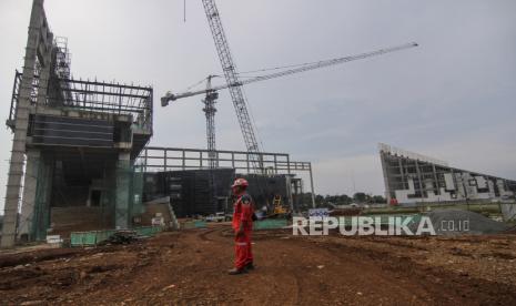 Pekerja menyelesaikan pembangunan gedung rektorat di Universitas Islam Internasional Indonesia, Cimanggis, Depok, Jawa Barat, Senin (25/1/2021). Pemerintah menargetkan konstruksi utama kampus Universitas Islam Internasional Indonesia (UIII) rampung pada Juni atau Agustus 2021 dan kemudian siap menerima mahasiswa juga pada tahun ini. 