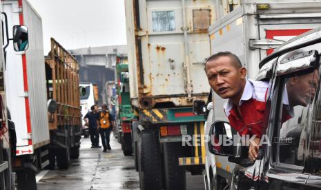 Seorang pengendara terjebak kemacetan saat aksi buruh di kawasan MM 2100, Kabupaten Bekasi, Jawa Barat, Kamis (30/11/2023). 