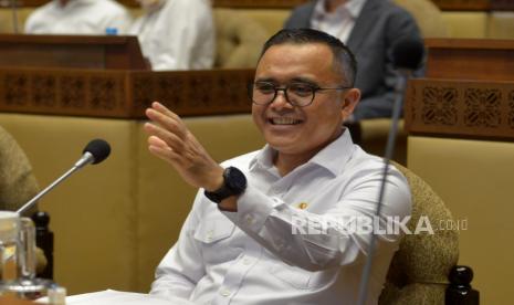 Menteri Pendayagunaan Aparatur Negara dan Reformasi Birokrasi (MenPAN RB) Abdullah Azwar Anas bersiap mengikuti rapat kerja bersama Komisi II DPR di Kompleks Parlemen, Senayan, Jakarta, Selasa (20/9/2022). Rapat perdana antara DPR dengan MenPAN RB Abdullah Azwar Anas yang baru dilantik itu membahas penyesuaian RKA K/L sesuai hasil pembahasan Badan Anggaran DPR dan penetapan pagu alokasi anggaran tahun 2023. Republika/Prayogi