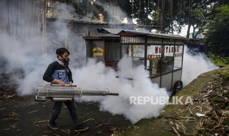 Petugas melakukan pengasapan (fogging) di kawasan Pabaton, Kota Bogor, Jawa Barat 