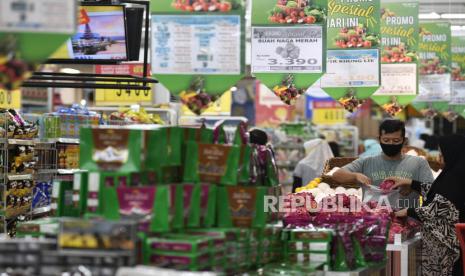 Konsumen berbelanja kebutuhan pangan di supermarket (ilustrasi). Badan Pusat Statistik (BPS) mencatat aktivitas belanja kelompok masyarakat menengah atas khususnya untuk kebutuhan tersier meningkat. Hal itu mendorong pertumbuhan konsumsi rumah tangga sebesar 5,39 persen year on year (yoy) pada kuartal III 2022.