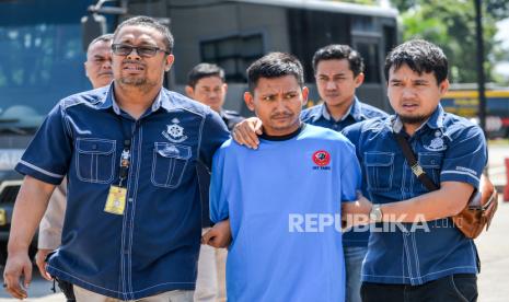 Petugas Kepolisian menggiring tersangka kasus pembunuhan Pegi Setiawan untuk dihadirkan pada konferensi pers yang digelar di Gedung Ditreskrimum Polda Jabar, Bandung, Jawa Barat, Ahad (26/5/2024). Polda Jabar berhasil menangkap Pegi Setiawan alias perong atas dugaan kasus pembunuhan Vina Dewi Arsita dan Muhammad Rizky yang terjadi di Cirebon pada tahun 2015 silam. 