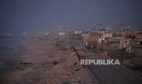 Kehancuran di sepanjang tepi laut di selatan Kota Gaza, (15/1/2024).