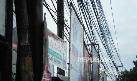 Baliho para caleg dan capres dipasang menepel di instalasi listrik bahkan di antaranya ada yang langsung diikat ke kabel, (ilustrasi).