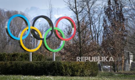  Cincin Olimpiade digambarkan di depan Rumah Olimpiade, markas besar Komite Olimpiade Internasional (IOC), di Lausanne, Swiss, 17 Maret 2020. Legenda atletik asal Amerika Serikat (AS), Carl Lewis, menyarankan Olimpiade Tokyo 2020 ditunda dua tahun karena pandemi corona.