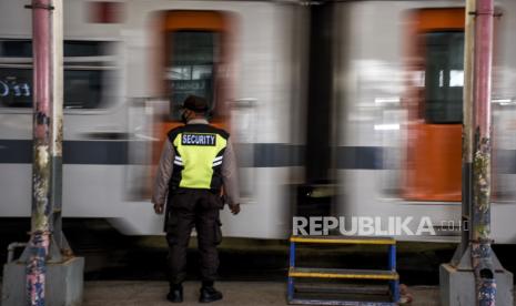 Petugas keamanan berjaga di dekat kereta rel diesel (KRD) Lokal Bandung Raya di Stasiun Kiaracondong, Kota Bandung, Kamis (23/9). Mulai Senin (4/10), PT KAI Daerah Operasi (Daop) 3 Cirebon kembali mengoperasikan kereta api (KA) lokal Kaligung.