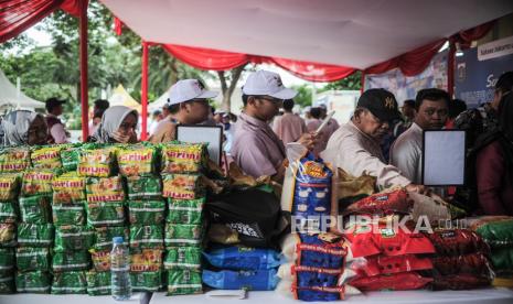 Aparatur Sipil Negara (ASN) melihat sembako yang dijual di Balai Kota Jakarta, Jumat (8/3/2024). Kegiatan sembako murah untuk ASN dan Penyedia Jasa Lainnya Orang Perorangan (PJLP) di lingkungan Pemerintah Provinsi Jakarta itu menyediakan paket sembako murah senilai Rp 150.000 yang terdiri dari beras premium, tepung terigu, gula pasir, minyak goreng dan daging sapi. Kegiatan tersebut sebagai upaya untuk memenuhi kebutuhan ASN dan PJLP Jakarta di tengah harga komoditas pangan yang mengalami lonjakan selama beberapa waktu akhir.