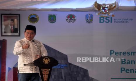 Direktur Utama Bank Syariah Indonesia (BSI) Hery Gunardi memberikan sambutan saat peresmian Masjid BSI Pananjakan di Kawasan Gunung Bromo, Pasuruan, Jawa Timur, Jumat (22/07/2022). Dengan hadirnya Masjid BSI Pananjakan ini diharapkan dapat mendukung pemulihan sektor pariwisata di kawasan Gunung Bromo serta bentuk wujud komitmen BSI untuk terus memberikan value yang lebih baik, manfaat yang lebih luas, sejalan semangat BSI untuk menjadi sahabat finansial, sosial dan spiritual bagi masyarakat.Prayogi/Republika.