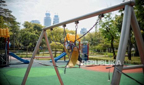 Pemkot Jakpus Isyaratkan Segera Buka Taman Kota dan RPTRA. Sejumlah fasilitas taman yang ditutup di Taman Menteng, Jakarta, Sabtu (28/8). Pada masa PPKM Level 3 sejumlah taman di DKI Jakarta masih ditutup untuk umum  sebagai upaya mengantisipasi Penyebaran Covid-19 meski sejumlah pelonggaran sudah dilakukan dibeberapa tempat seperti pusat perbelanjaan, tempat beribadah, dan rumah makan. Republika/Thoudy Badai