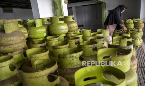 Pekerja menata tabung gas liquefied petroleum gas (LPG) 3 kilogram di salah satu agen.