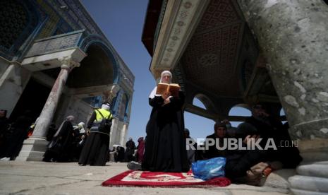 Muslim Palestina menghadiri sholat Jumat terakhir bulan suci Ramadhan, di kompleks Masjid Al-Aqsa di Yerusalem.