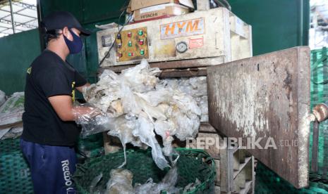 Aktivitas pengolahan sampah di Tempat Pengolahan Sampah Terpadu (TPST)  Banyuwangi, Jawa Timur. (ilustrasi)