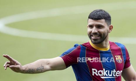 Striker Argentina Sergio Kun Aguero berpose untuk fotografer selama presentasinya sebagai pemain baru FC Barcelona di stadion Camp Nou di Barcelona, ??Catalonia, Spanyol, 31 Mei 2021.