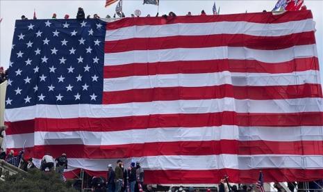 Pendukung Presiden Amerika Serikat Donald Trump menyerbu Kansas Statehouse dan Georgia Capitol pada Rabu (6/1) setelah menerobos gedung Capitol di Washington, DC.