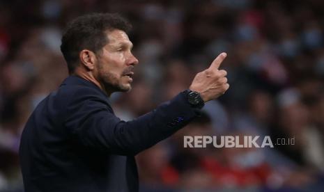 Pelatih kepala Atletico Madrid Diego Simeone bereaksi selama pertandingan sepak bola grup B Liga Champions UEFA antara Atletico Madrid dan Liverpool FC di stadion Wanda Metropolitano di Madrid, Spanyol, 19 Oktober 2021.