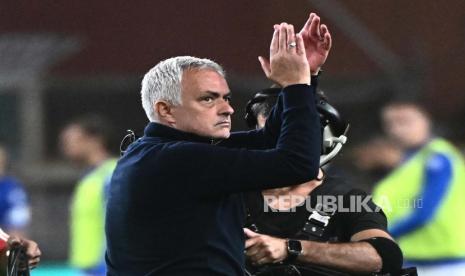 Pelatih Roma Jose Mourinho.