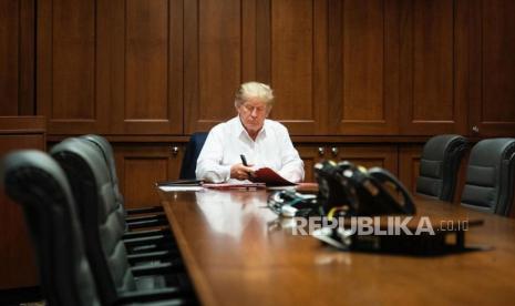  Gambar selebaran yang disediakan oleh Gedung Putih menunjukkan Presiden AS Donald Trump bekerja di ruang konferensi saat menerima perawatan setelah dinyatakan positif mengidap penyakit coronavirus (COVID-19) di Walter Reed National Military Medical Center di Bethesda, Maryland, AS, 3 Oktober. 2020. Presiden berada di Walter Reed untuk perawatan setelah dinyatakan positif COVID-19 pada 02 Oktober.