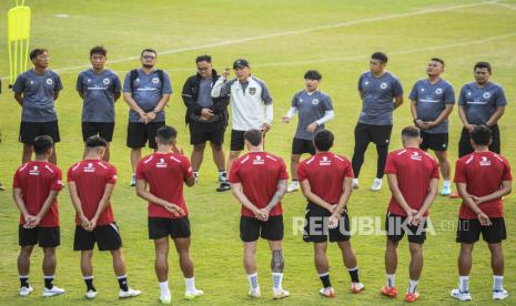  Shin Tae-yong (tengah) memberikan instruksi kepada para pemain saat sesi latihan di Lapangan A Gelora Bung Karno Senayan, Jakarta, beberapa waktu lalu. 