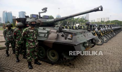 Sejumlah personel TNI mengikuti apel gelar pasukan di Kawasan Monas, Jakarta, Jumat (20/11). Personel TNI dan sejumlah instansi terkait mengikuti apel gelar pasukan dalam rangka kesiapan pilkada seretak tahun 2020 dan penanggulangan bencana banjir di wilayah kodam Jaya/Jayakarta.Prayogi/Republika.