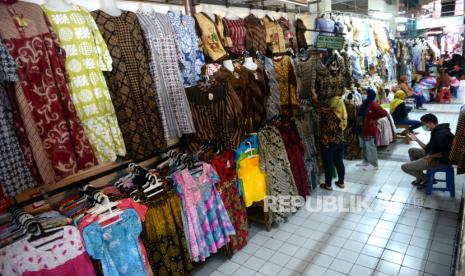 Suasana di Pasar Beringharjo pada H-3 lebaran Idul Fitri, Yogyakarta, Kamis (21/5). Transaksi penjualan secara daring atau online di pasar-pasar tradisional di Kota Yogyakarta meningkat. Di Kota Yogyakarta, ada enam pasar yang melayani secara online selama pandemi Covid-19.