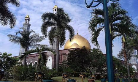 Masjid Dian Al-Mahri, Lima Kubahnya Berlapis Emas