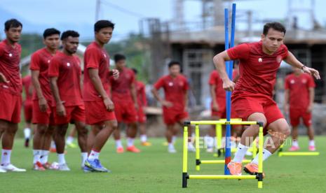 Pesepak bola Timnas Indonesia Egy Maulana Vikri (kanan) mengikuti pemusatan latihan di Training Ground Bali United, Pantai Purnama, Gianyar, Bali, Jumat (16/12/2022). Timnas Indonesia terus melakukan latihan secara intensif di Bali sebelum bertolak ke Jakarta untuk pertandingan perdana Piala AFF 2022 melawan Timnas Kamboja pada 23 Desember mendatang. 