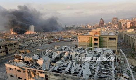 Pandangan umum tentang area pelabuhan dengan asap mengepul dari suatu area setelah ledakan besar mengguncang area pelabuhan Beirut, Lebanon, 04 Agustus 2020. Menurut laporan, beberapa orang telah terluka dan area yang luas rusak parah sementara penyebab ledakan belum diketahui.