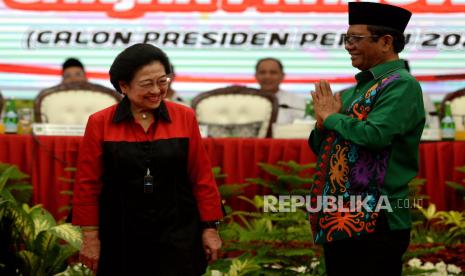 Bakal calon wakil presiden Mahfud MD berbincang dengan Ketua Umum PDI Perjuangan (PDIP) Megawati Soekarnoputri saat acara pengumuman calon wakil presiden pada Pilpres 2024 di kantor DPP PDIP, Jakarta, Rabu (18/10/2023). Mahfud MD secara resmi ditunjuk sebagai bakal calon wakil presiden (cawapres) pendamping Ganjar Pranowo.