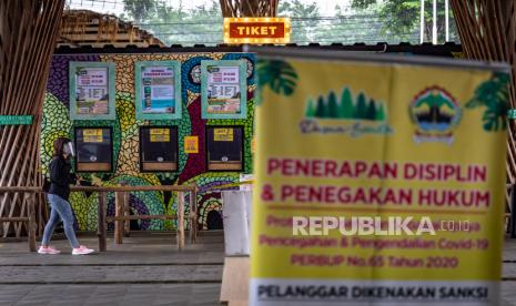 Seorang karyawan melintas di area wisata Dusun Semilir, Bawen, Kabupaten Semarang, Jawa Tengah, Kamis (3/12/2020). Satgas Percepatan Penanganan COVID-19 Kabupaten Semarang menutup kawasan wisata tersebut pada Minggu (29/11) lalu karena menilai adanya pelanggaran protokol kesehatan. 