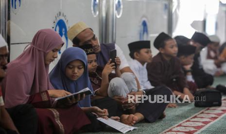 Ilustrasi warga meningkatkan kualitas keagamaan pada Ramadhan.