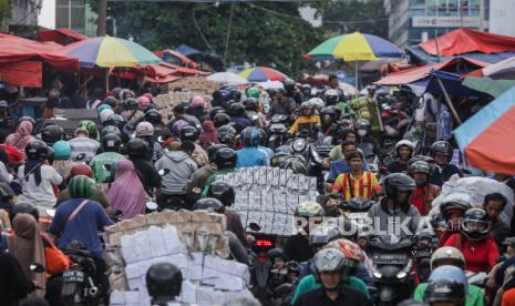 Sejumlah pengendara motor terjebak kemacetan di Pasar Anyar, Jalan M.A. Salmun, Kota Bogor, Jawa Barat, Sabtu (2/3/2024). Keberadaan jasa parkir liar dan pedagang kaki lima yang mendirikan tenda dagangan hingga memakan satu bagian lajur jalan itu membuat arus lalu lintas tersendat hingga menimbulkan kemacetan.