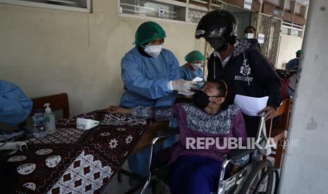 Petugas melakukan screning kesehatan siswa berkebutuhan khusus saat Vaksinasi COVID-19 untuk siswa berkebutuhan khusus di SLB N 1 Bantul, Ngestiharjo, Kasihan, Bantul, D.I Yogyakarta, Jumat (10/9/2021). Vaksinasi untuk 375 siswa berkebutuhan khusus dan keluarga itu guna mendukung percepatan menuju Herd Immunity COVID-19. 