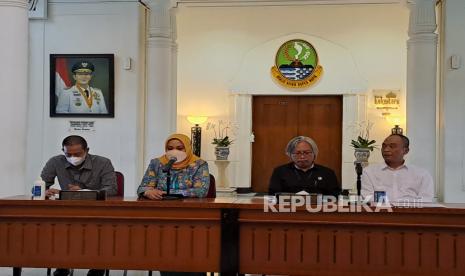 Kepala Biro Perekonomian Setda Jawa Barat, Yuke Mauliani Septina, saat memberikan penjelasan terkait Program Petani Milenial di Gedung Sate, Kamis (2/2). Wagub Jabar Uu Ruzhanul siap untuk menjembatani masalah yang dihadapi petani milenial