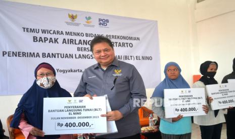 Menko Perekonomian, Airlangga Hartarto menyerahkan bantuan langsung tunai (BLT) El Nino secara simbolis kepada penerima di Kantor Pos Besar Yogyakarta, Ahad (24/12/2023). Bantuan BLT untuk November dan Desember sebesar Rp 400 ribu mulai disalurkan ke masyarakat melalui Kantor Pos. Untuk DIY jumlah penerima BLT El Nino berjumlah 23.659 orang.