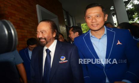 Ketua Umum Partai Demokrat Agus Harimurti Yudhoyono berjalan bersama dengan Ketua Umum Partai Nasdem Surya Paloh untuk melakukan pertemuan di Kantor DPP Partai Demokrat, Jakarta, Rabu (22/2/2023). Pertemuan tersebut digelar dalam rangka silaturahmi, membahas isu terkini sekaligus memperkuat semangat kebersamaan Koalisi Perubahan.