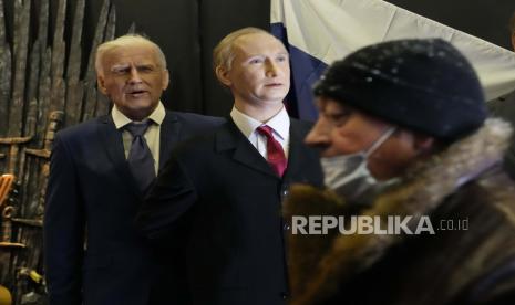  Seorang pria berjalan melewati patung lilin yang menggambarkan Presiden AS Joe Biden dan Presiden Rusia Vladimir Putin yang dipajang di pameran patung lilin di St. Petersburg, Rusia, Senin, 6 Desember 2021. Presiden Joe Biden dan Presiden Rusia Vladimir Putin akan berbicara dalam sebuah video panggilan Selasa sebagai ketegangan antara AS dan Rusia meningkat atas penumpukan pasukan Rusia di perbatasan Ukraina dilihat sebagai tanda invasi potensial.