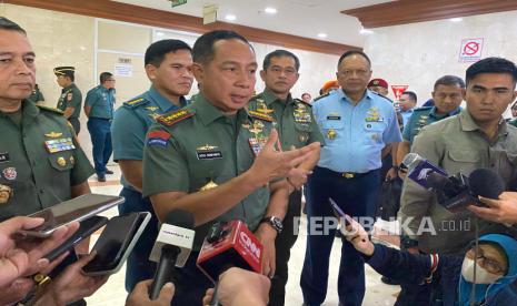 Panglima TNI Jenderal Agus Subiyanto menjawab soal pengisian jabatan ASN oleh prajurit TNI dan isu tentara bayaran Ukraina, di Gedung Nusantara II, Kompleks Parlemen, Jakarta, Kamis (21/3/2024). 