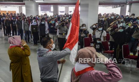 Sejumlah peserta vaksin melakukan penghormatan terhadap bendera merah putih disela kegiatan vaksinasi di Gedung DPRD Kota Bogor, Jawa Barat, Selasa (3/8). Upacara bendera yang rutin dilaksanakan disela kegiatan vaksinasi presisi setiap pukul 10.00 WIB selama bulan Agustus tersebut dilakukan dalam rangka menyambut HUT RI ke-76 untuk membangkitkan semangat nasionalisme dan optimisme dalam menghadapi pandemi Covid-19.  